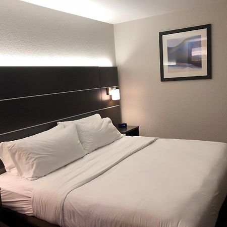 Holiday Inn Express Metropolis By Ihg Ngoại thất bức ảnh