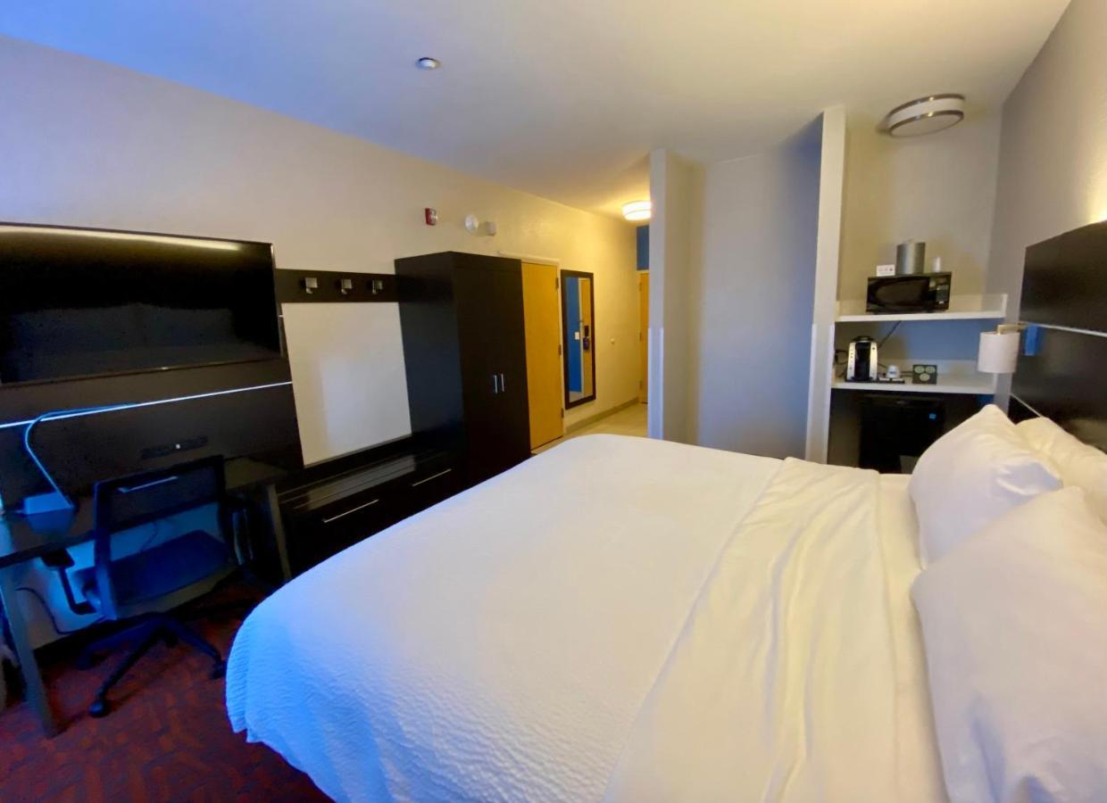 Holiday Inn Express Metropolis By Ihg Ngoại thất bức ảnh