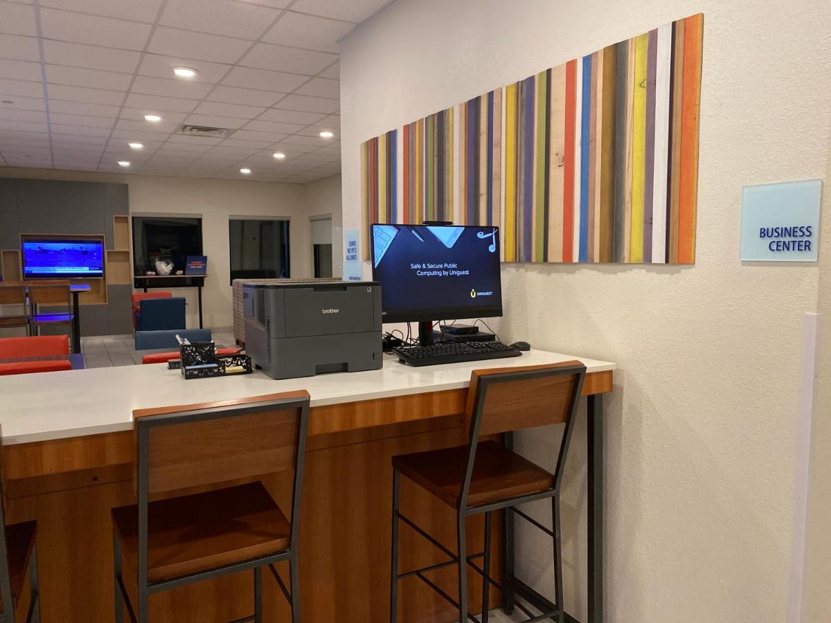 Holiday Inn Express Metropolis By Ihg Ngoại thất bức ảnh