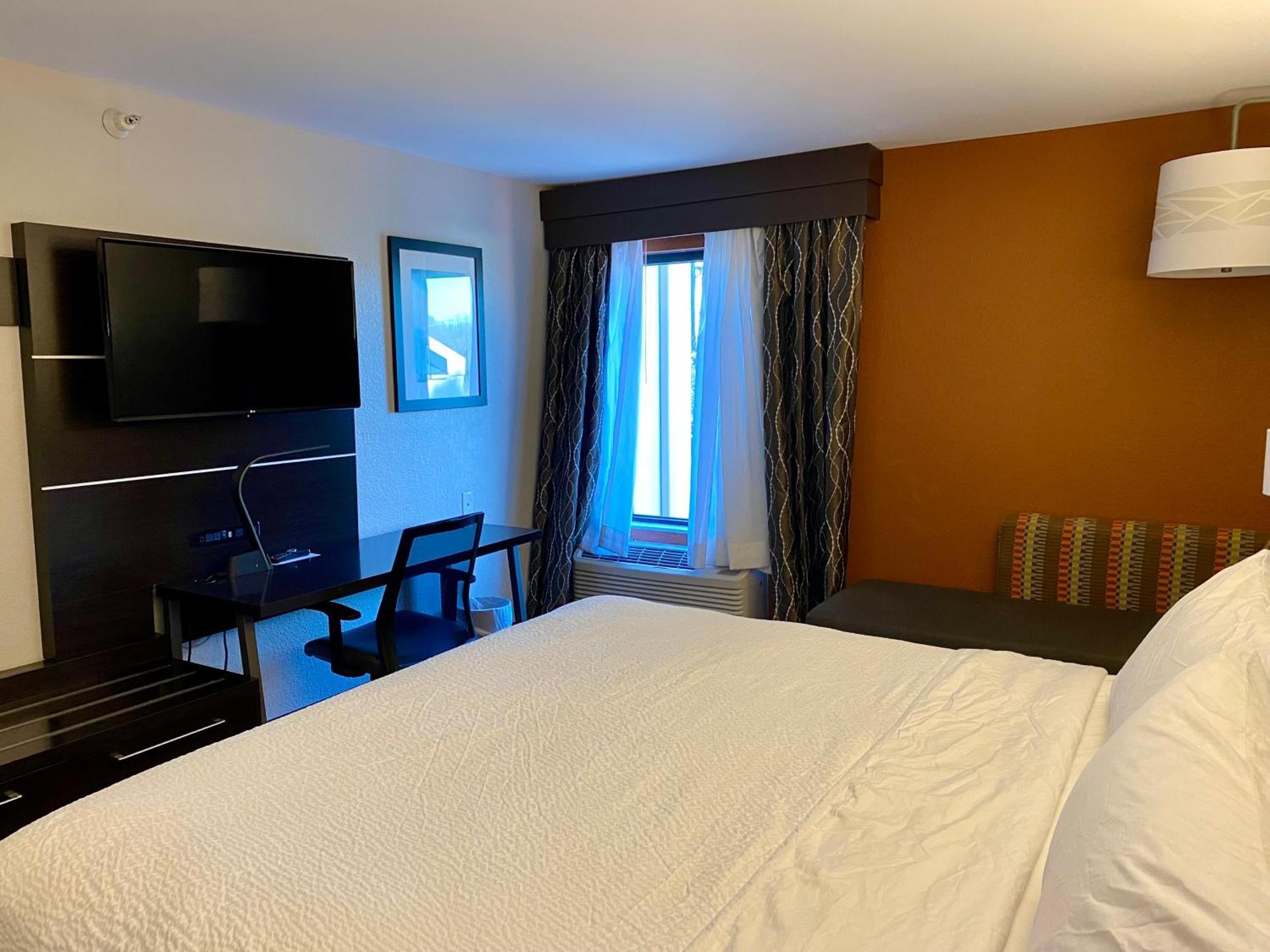 Holiday Inn Express Metropolis By Ihg Ngoại thất bức ảnh
