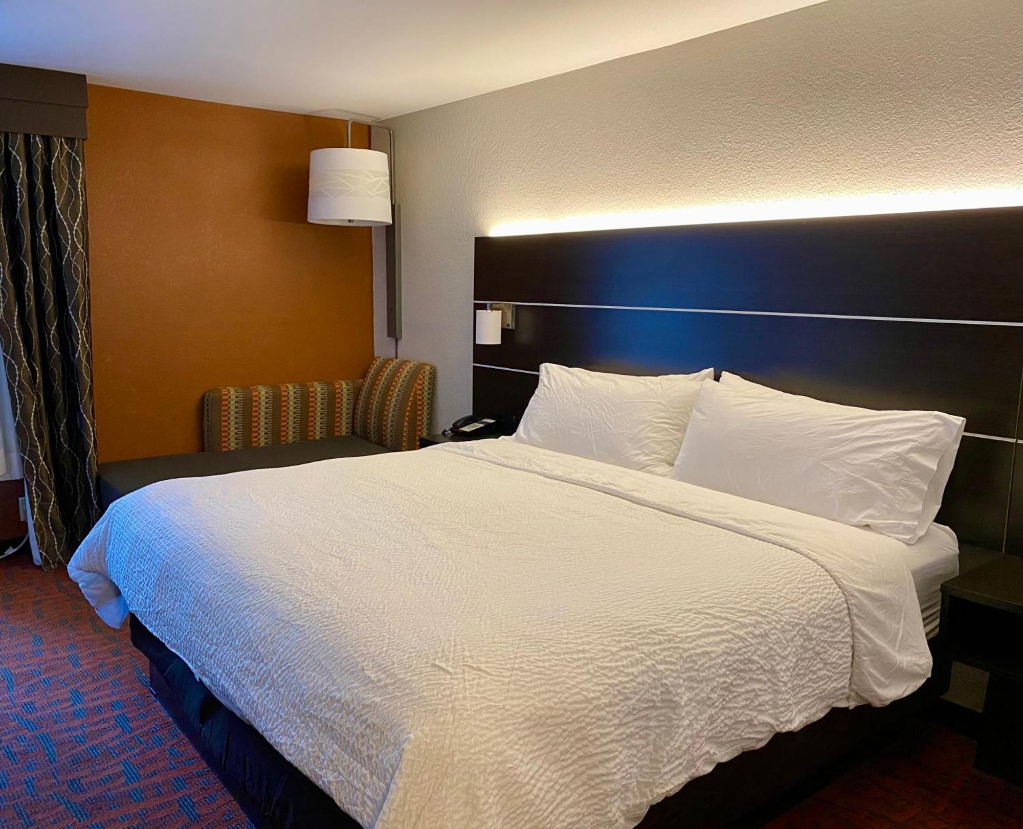 Holiday Inn Express Metropolis By Ihg Ngoại thất bức ảnh