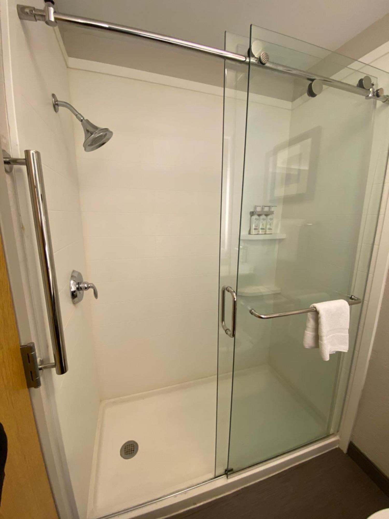 Holiday Inn Express Metropolis By Ihg Ngoại thất bức ảnh