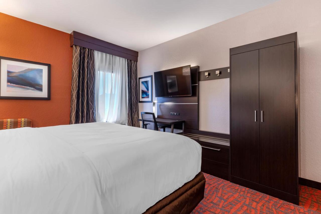 Holiday Inn Express Metropolis By Ihg Ngoại thất bức ảnh