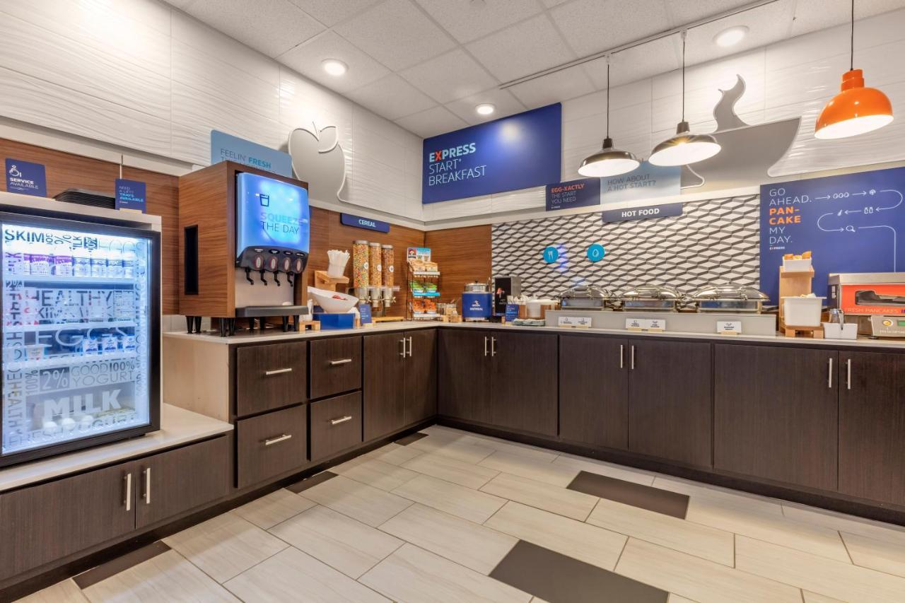 Holiday Inn Express Metropolis By Ihg Ngoại thất bức ảnh
