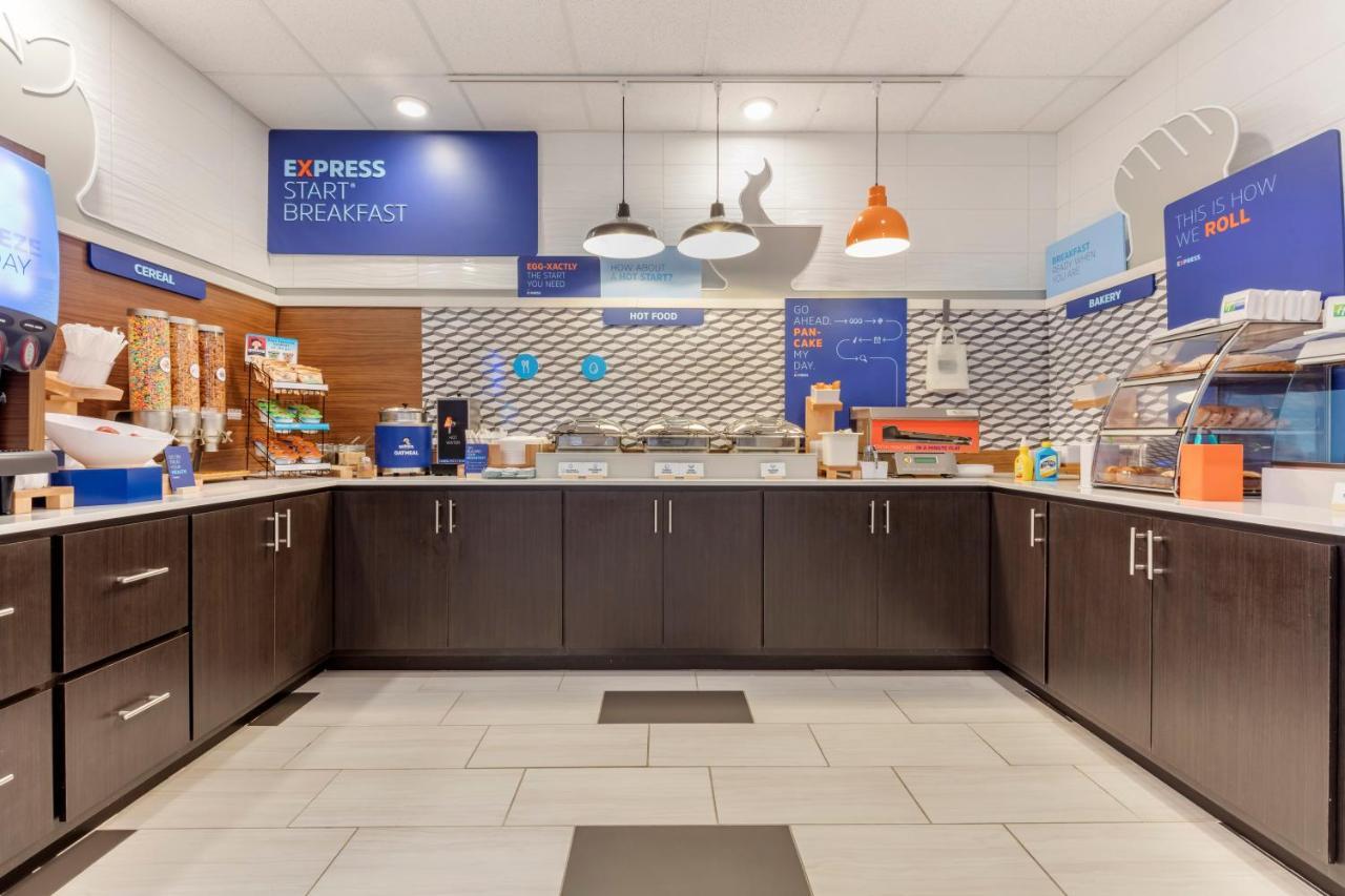 Holiday Inn Express Metropolis By Ihg Ngoại thất bức ảnh