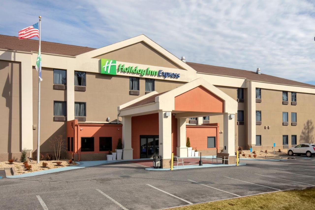 Holiday Inn Express Metropolis By Ihg Ngoại thất bức ảnh
