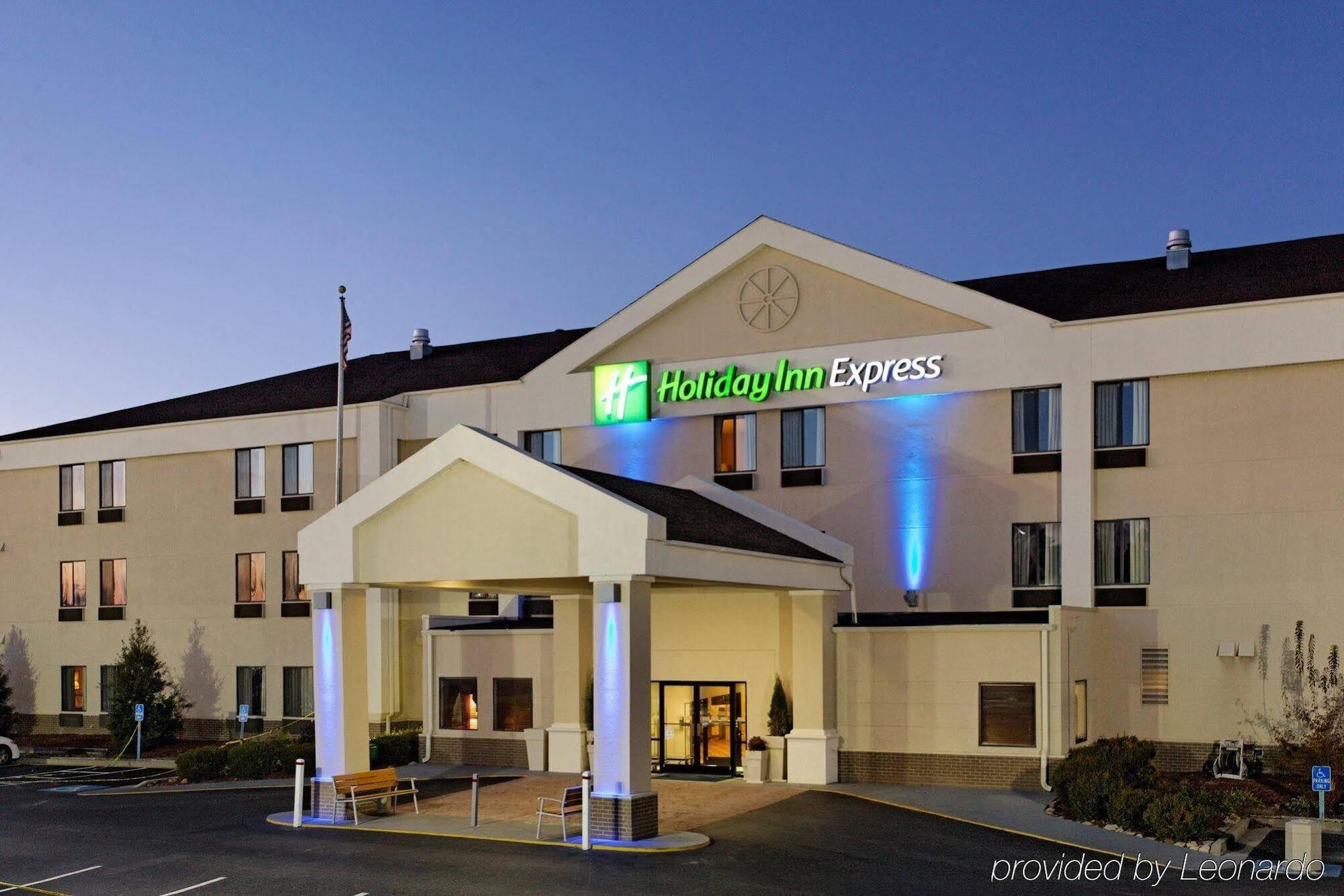 Holiday Inn Express Metropolis By Ihg Ngoại thất bức ảnh