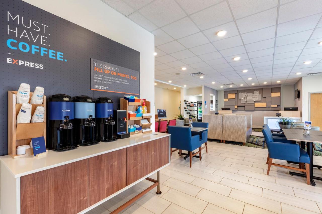 Holiday Inn Express Metropolis By Ihg Ngoại thất bức ảnh
