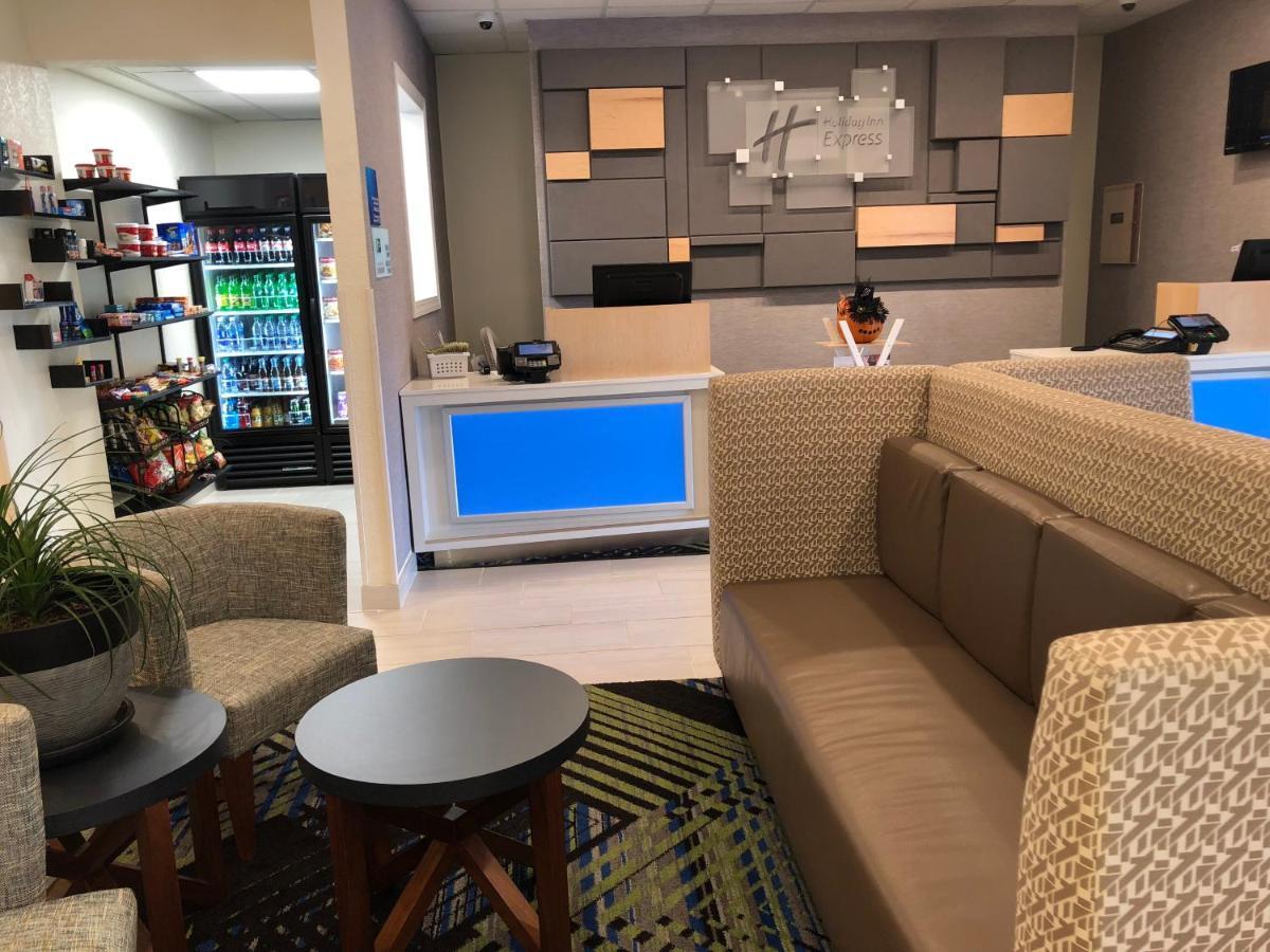Holiday Inn Express Metropolis By Ihg Ngoại thất bức ảnh